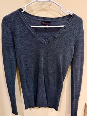 Takeout Women's V-Neck Button-Shoulder Sweater in Charcoal